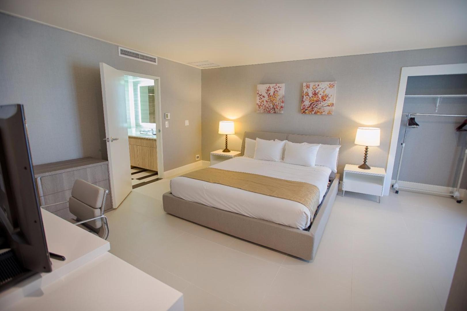 Estudio con cama extragrande y sofá cama
